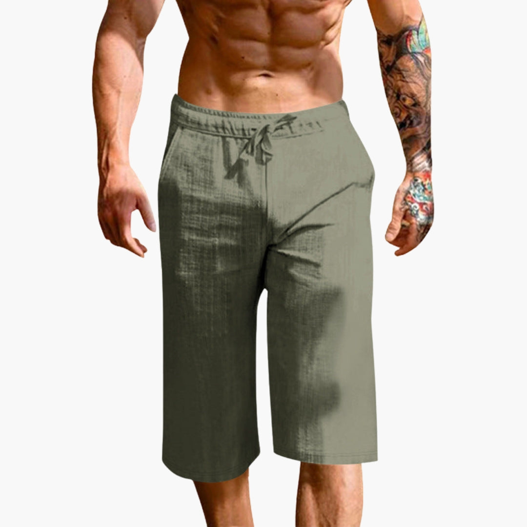 Lediga herrsprotshorts med raka ben och elastisk midja. Enfärgade, knälånga, perfekta för avkoppling & sport.