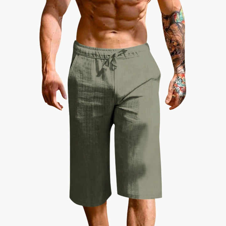 Lediga herrsprotshorts med raka ben och elastisk midja. Enfärgade, knälånga, perfekta för avkoppling & sport.