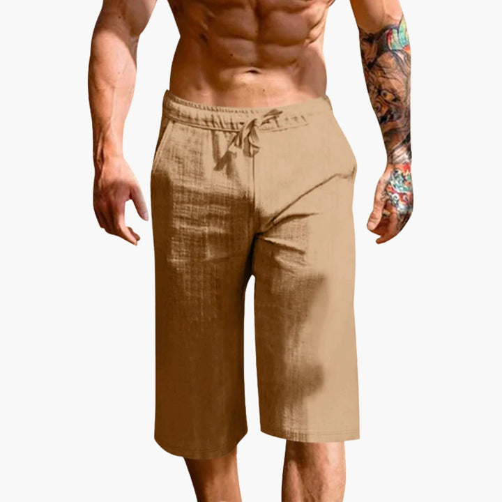 Herrsportshorts med elastisk midja. Enfärgade, knälånga med raka ben, idealiska sommar- & träningsshorts.