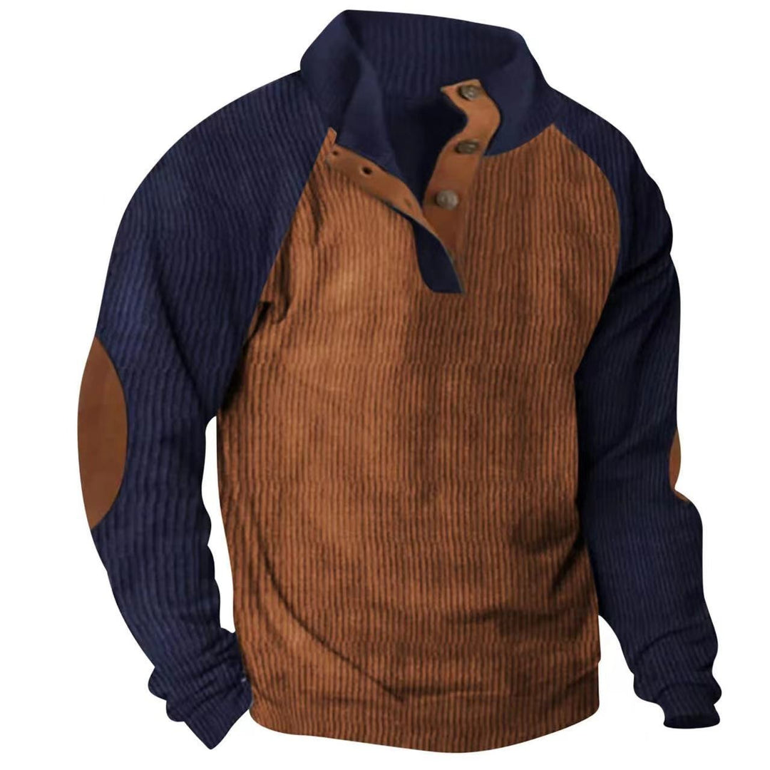 Man bär bekväm stickad herrtröja Zac med raglanärmar och knappkrage, ideal för vardagslook.