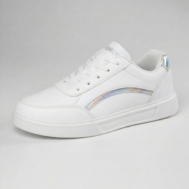 Vit dam sneaker med skimrande detaljer på vit bakgrund