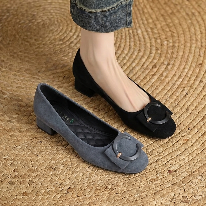 Svart pumps för dam med rundad tå och stilren design för vardag