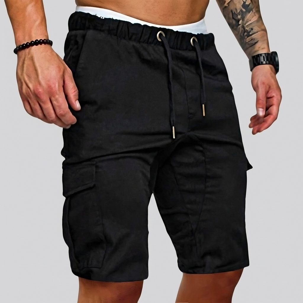 Närbild på svarta cargo shorts med dragsko i midjan