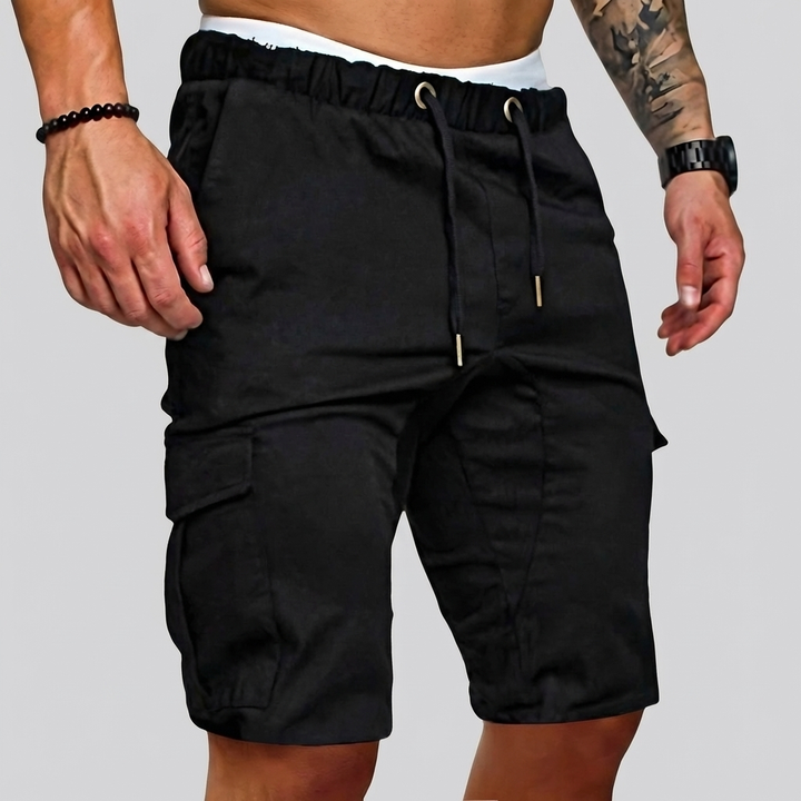 Närbild på svarta cargo shorts med dragsko i midjan