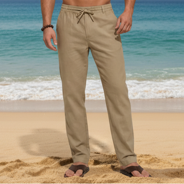 Man i beige sommarbyxor vid stranden