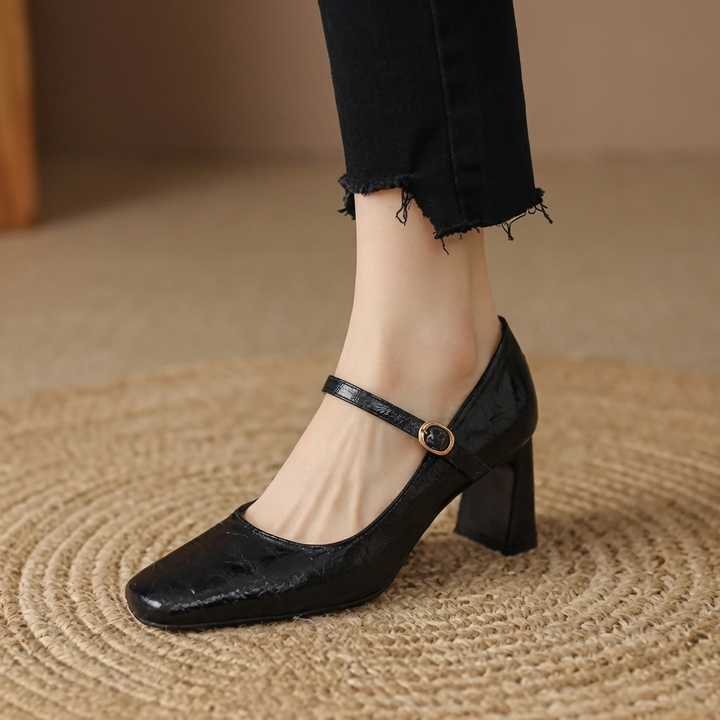 Stilrena dam skor i pumps-modell med remdetalj