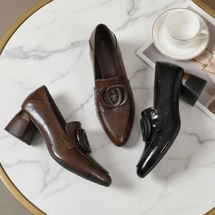 Trendiga bruna loafers med klack för kvinnor som kombinerar komfort och stil