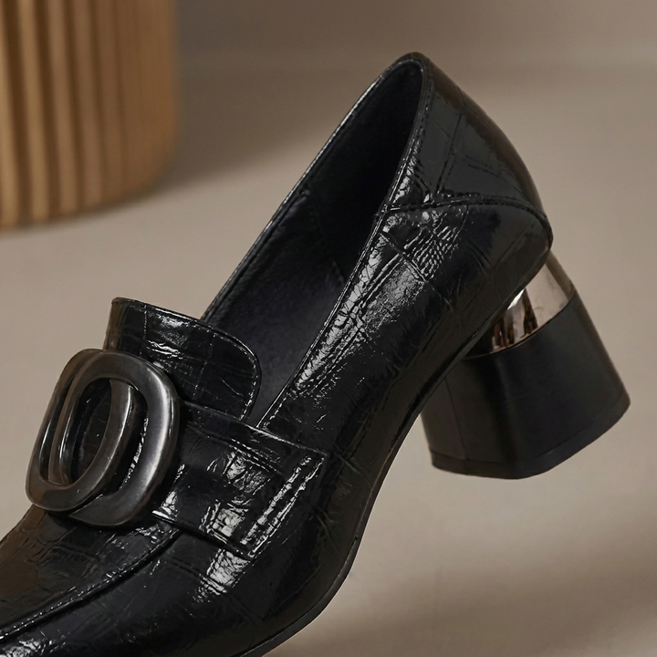 Brunt dam loafers med blockklack och dekorativ detalj i elegant stil från vinkel