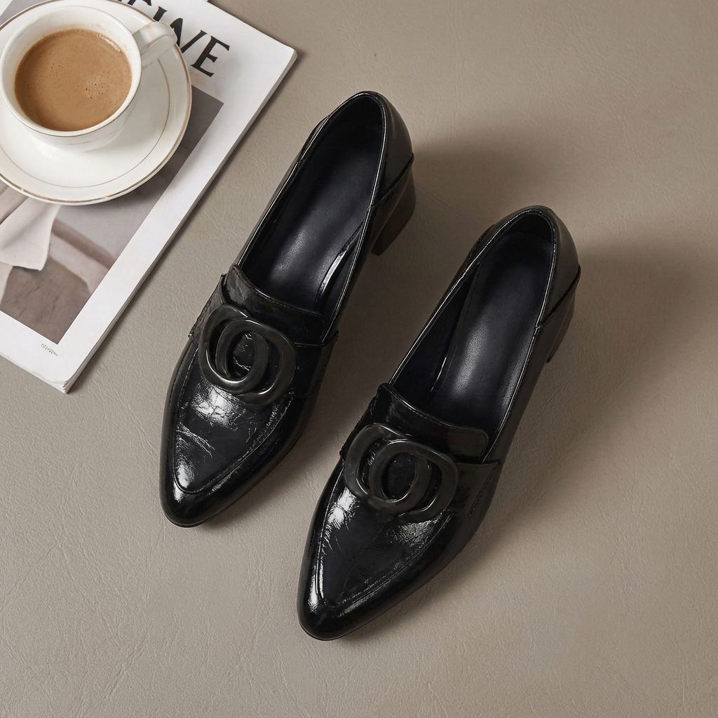 Detaljerad bild på den bekväma klacken och sulan på moderiktiga dam loafers