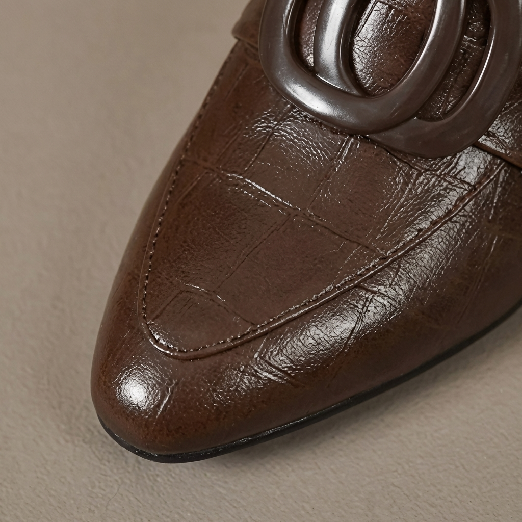 Snygga svarta loafers för dam med klack och stilren designdetalj bakifrån