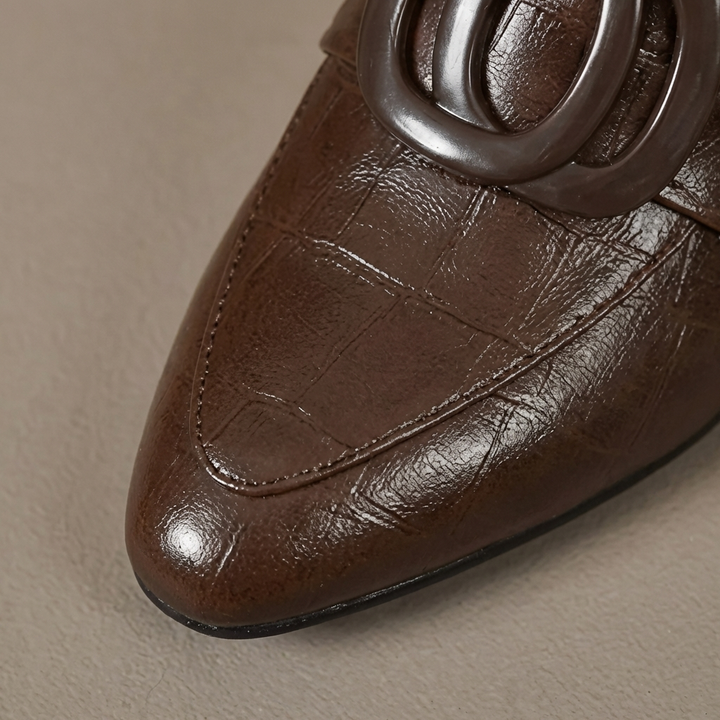 Snygga svarta loafers för dam med klack och stilren designdetalj bakifrån