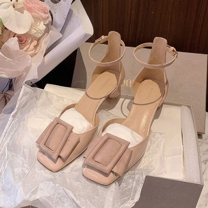 Kolsvarta lackpumps med elegant spänne för dam, sida