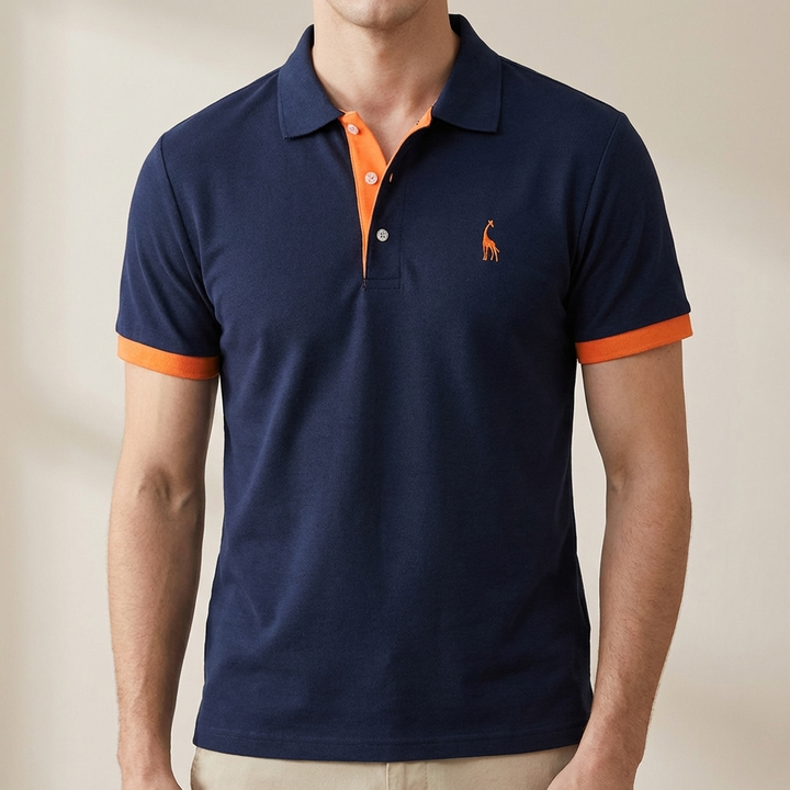 Närbild på mörkblå polo skjorta för män med orange krage