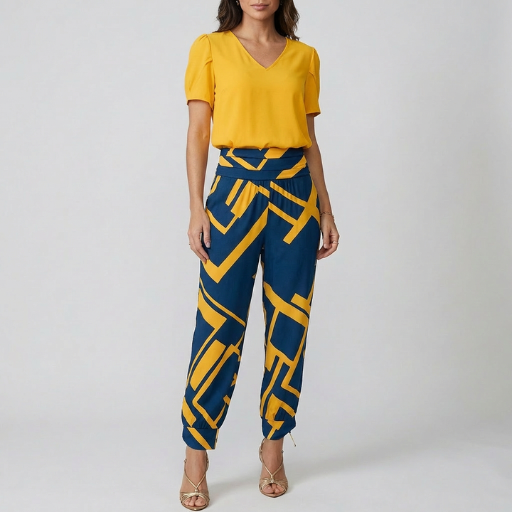 Stilren damjumpsuit med tryck och V-ringning, bakifrån