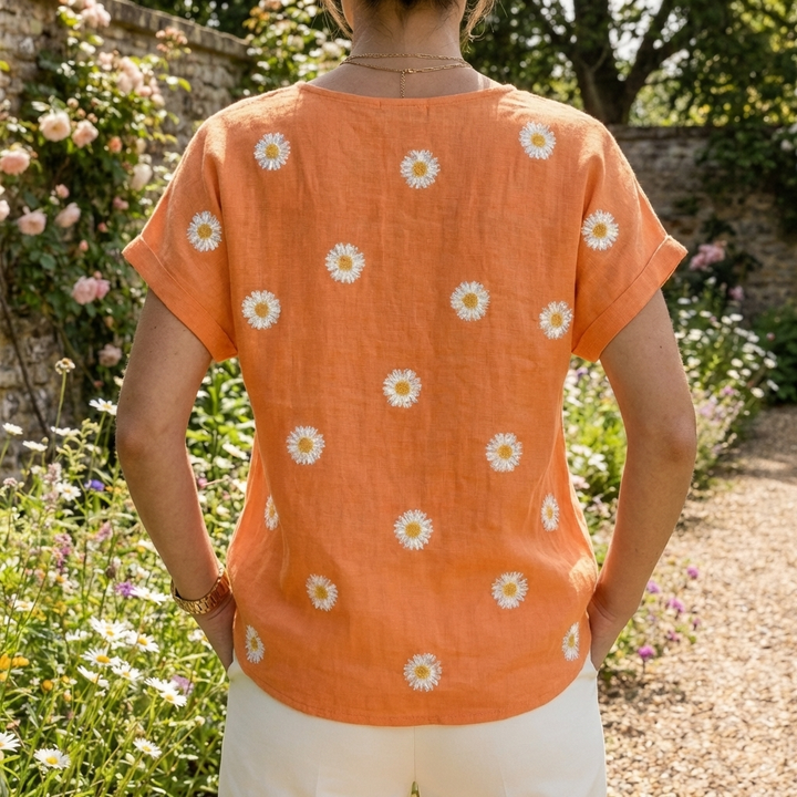 Baksida av orange blus med blomstertryck