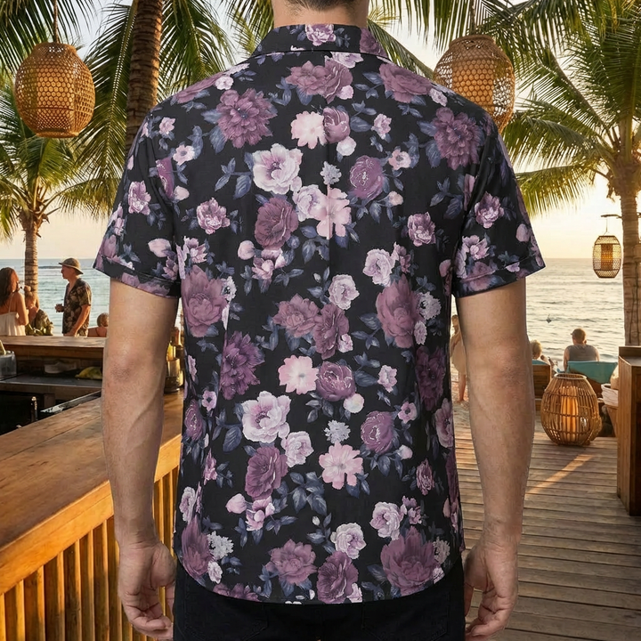 Man bakifrån bärande en blommig hawaiiskjorta med tropiskt mönster