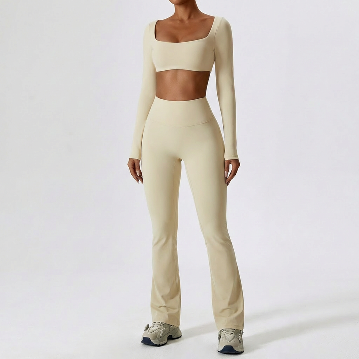 Träningskläder för dam i ett komplett set med crop top och byxor mot neutral bakgrund