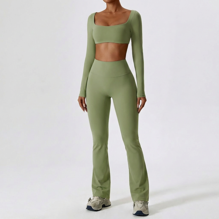 Detaljbild på crop top från modernt sportset för dam med fokus på passform