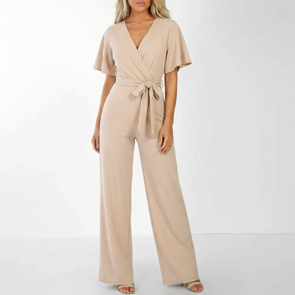 Modell som bär elegant damjumpsuit med skärp som passar sommarmode