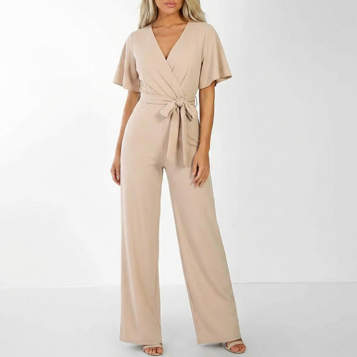 Modell som bär elegant damjumpsuit med skärp som passar sommarmode