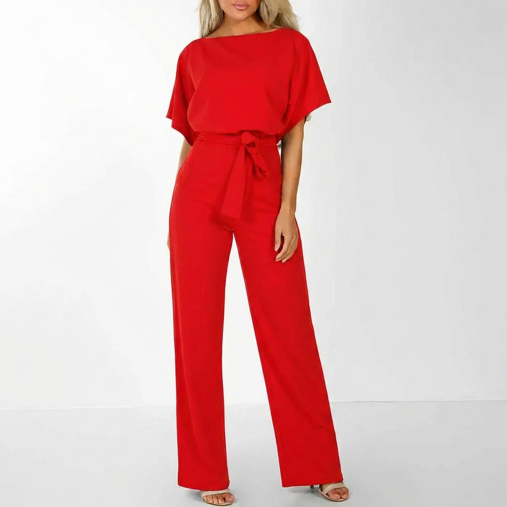 Snygg damjumpsuit med skärp, sedd i profil med fokus på stil och passform