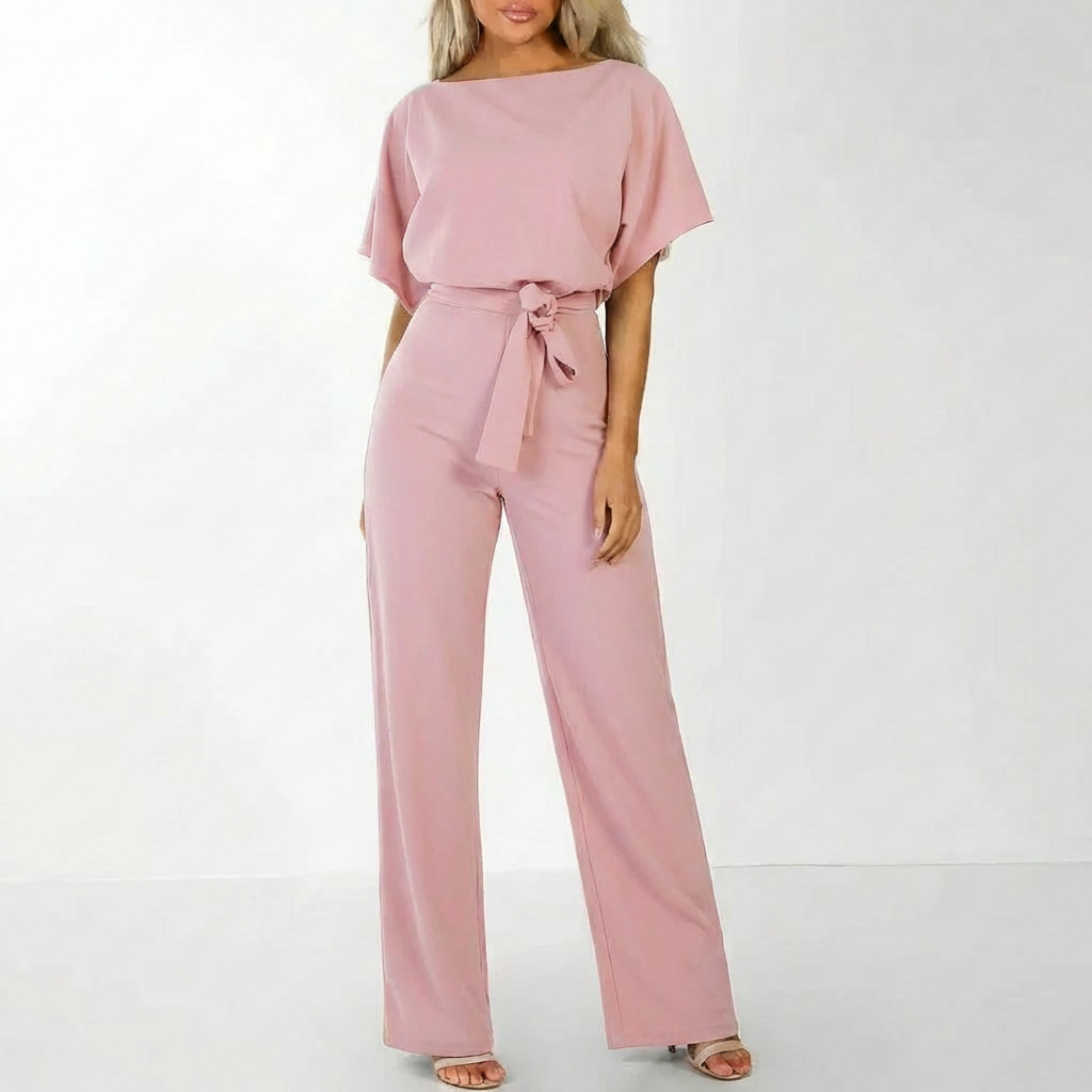 Helkroppsbild framifrån av rosa elegant jumpsuit på ljus bakgrund