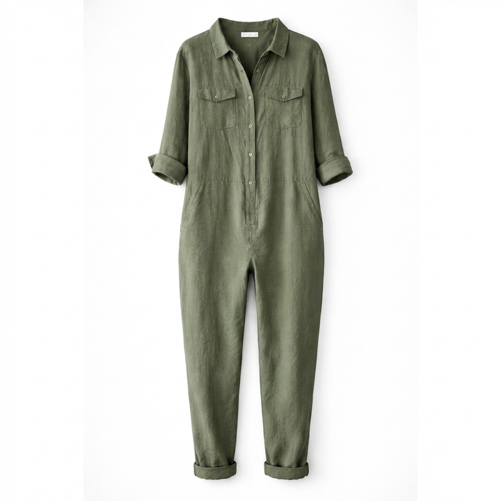 Grön damjumpsuit med knappar och fickor på vit bakgrund