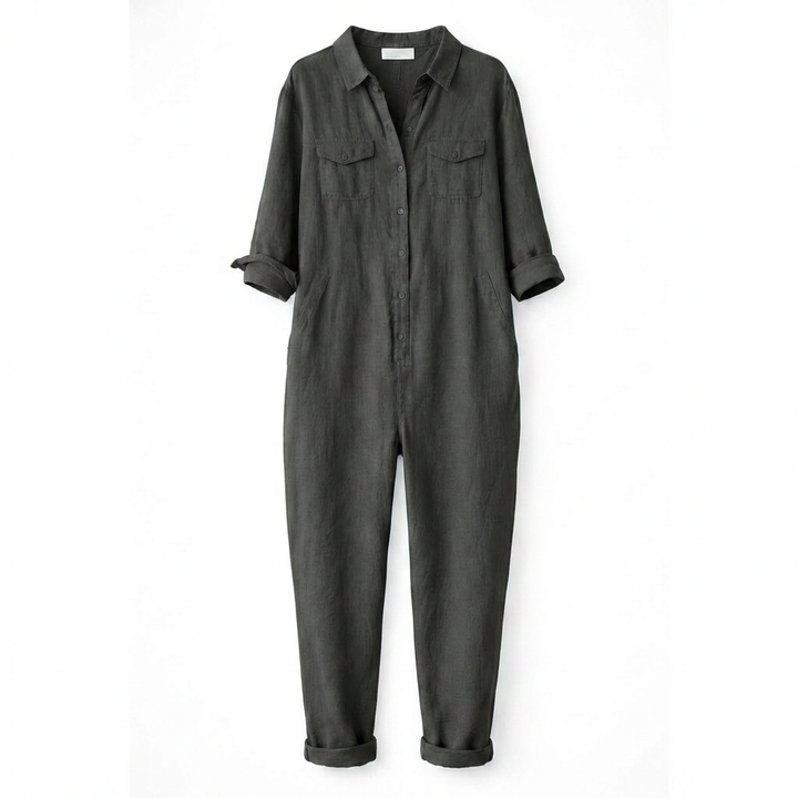Närbild på tyget och knappstängningen på den stiliga damjumpsuiten för en bekväm vardagsstil