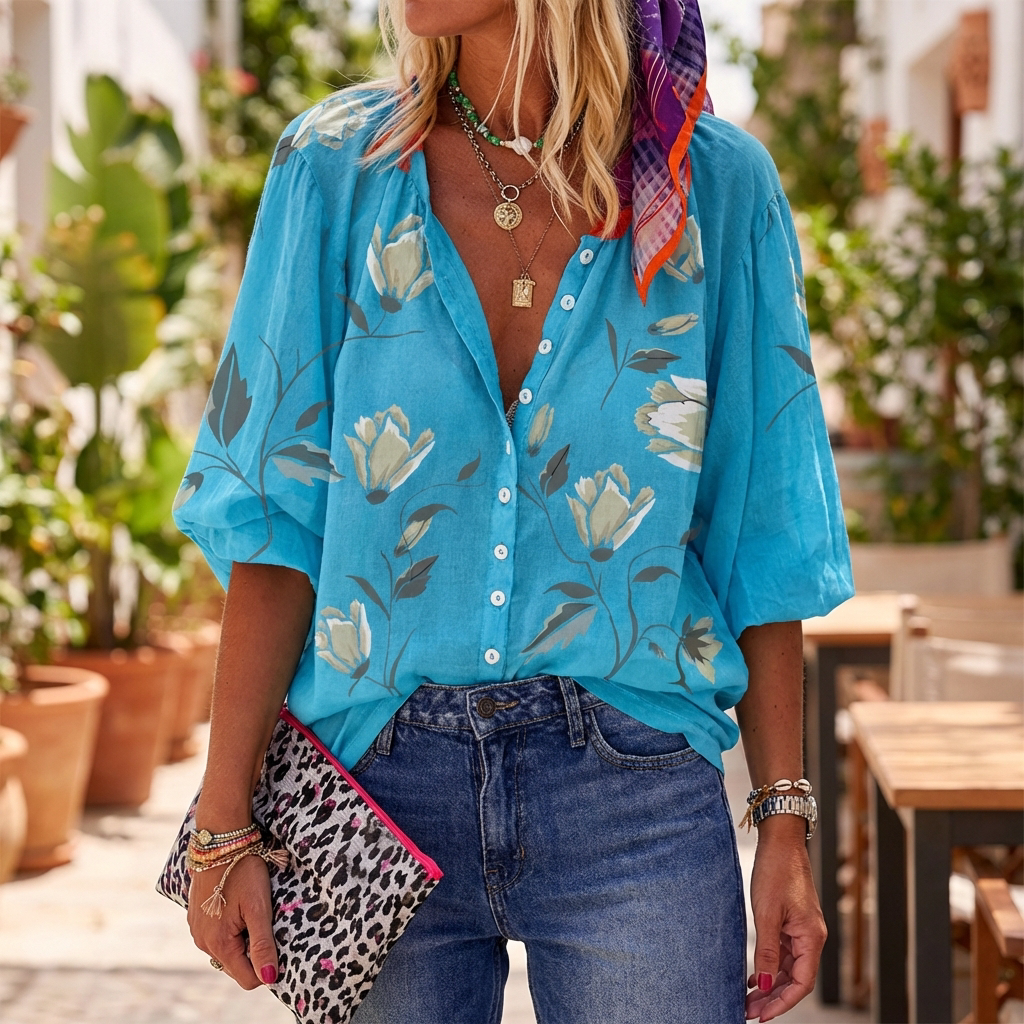 Kvinna i blå blommig blus framifrån med jeans och accessoarer