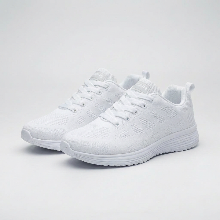 Klassiska vita sneakers för kvinnor mot en ljus bakgrund