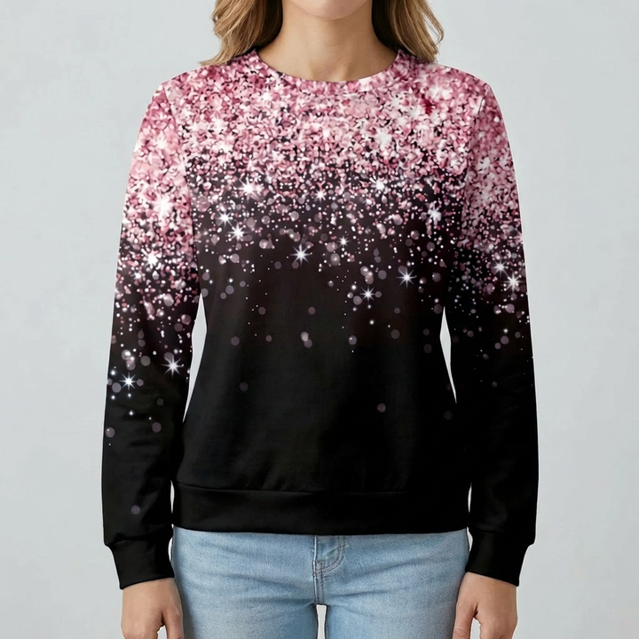 Svart hoodie med rosa snöflingetryck mot ljus bakgrund
