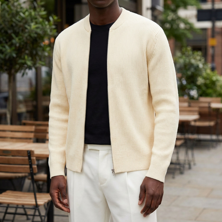 Man iklädd beige stickad cardigan med dragkedja framifrån