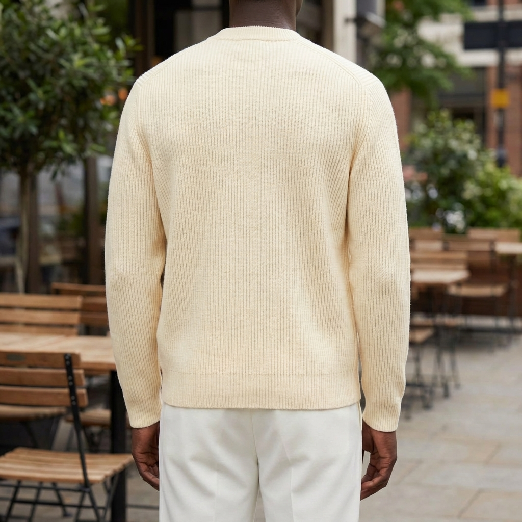 Man iklädd beige stickad cardigan bakifrån
