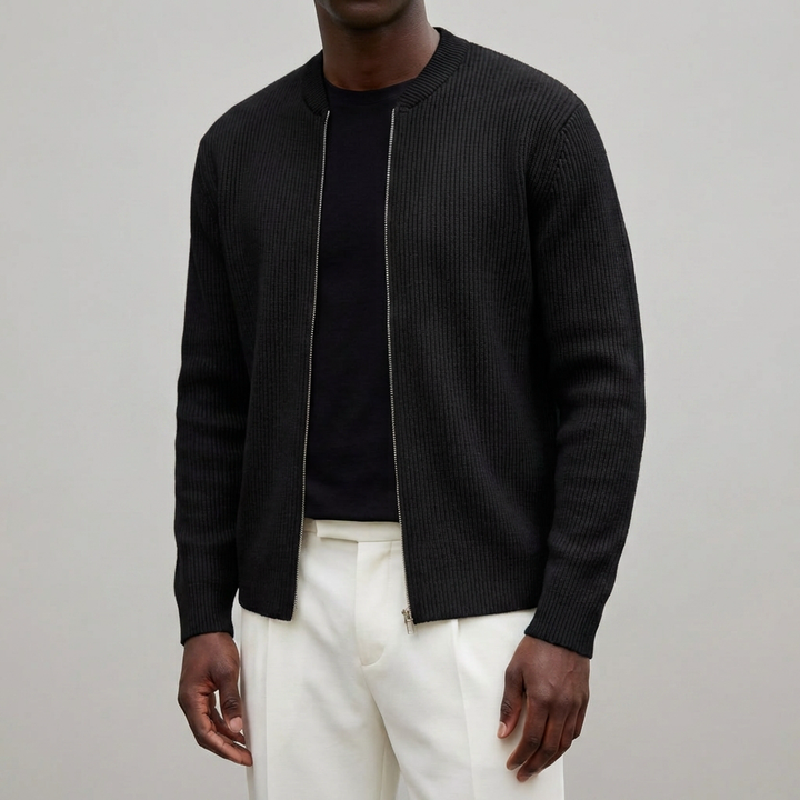 Man iklädd svart stickad cardigan med dragkedja