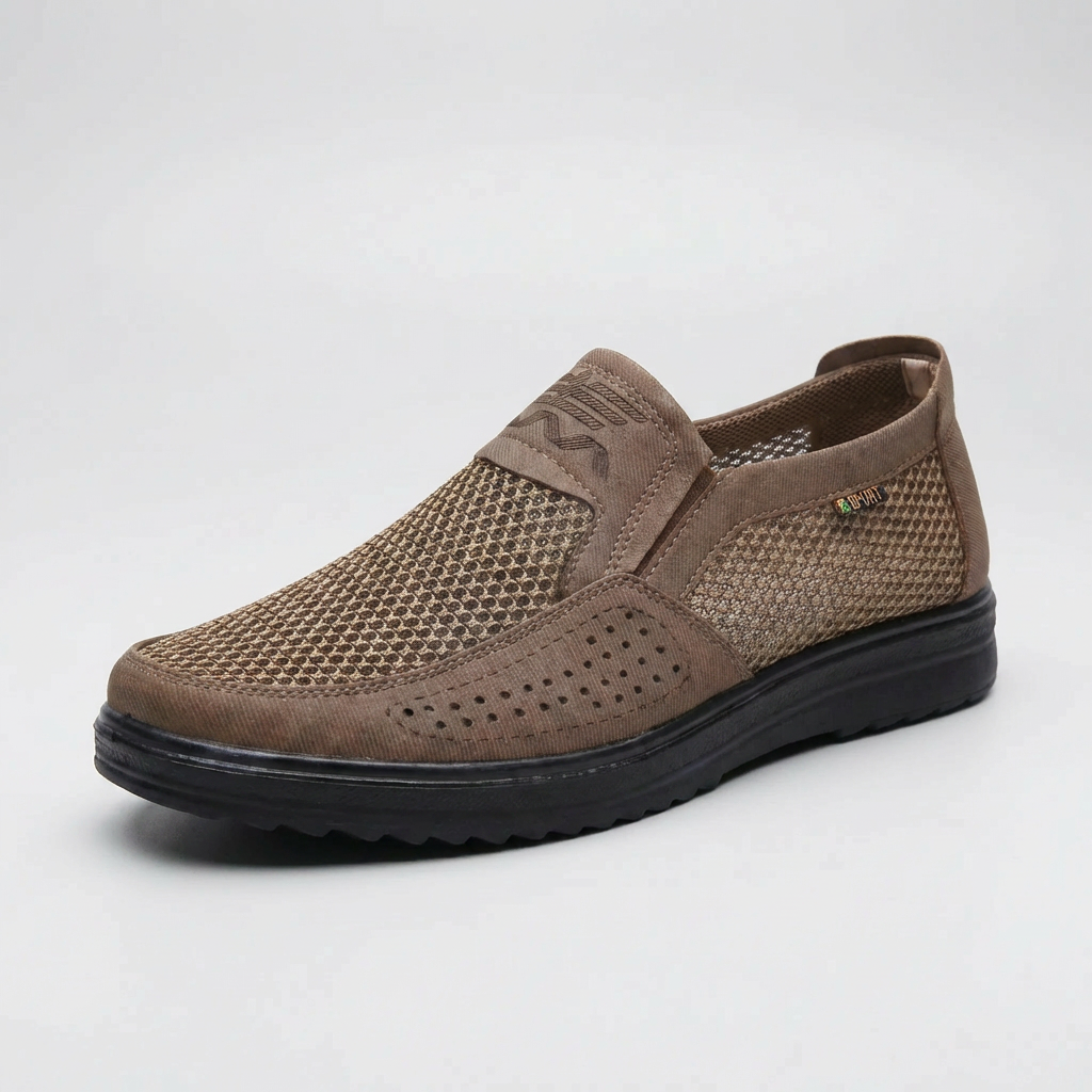 Brun ventilerad slip-on loafer för män mot vit bakgrund