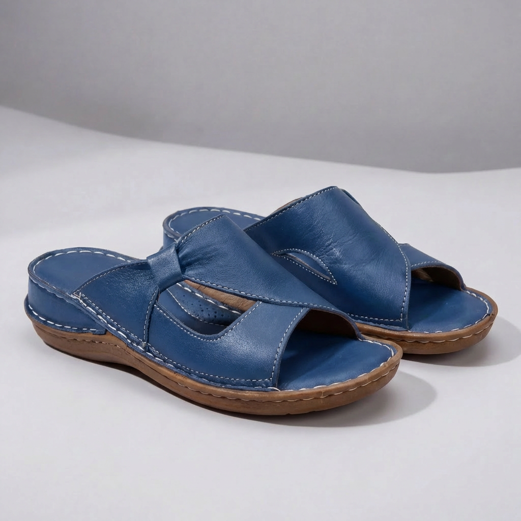 Blå slip-on sandaler för dam på ljus bakgrund