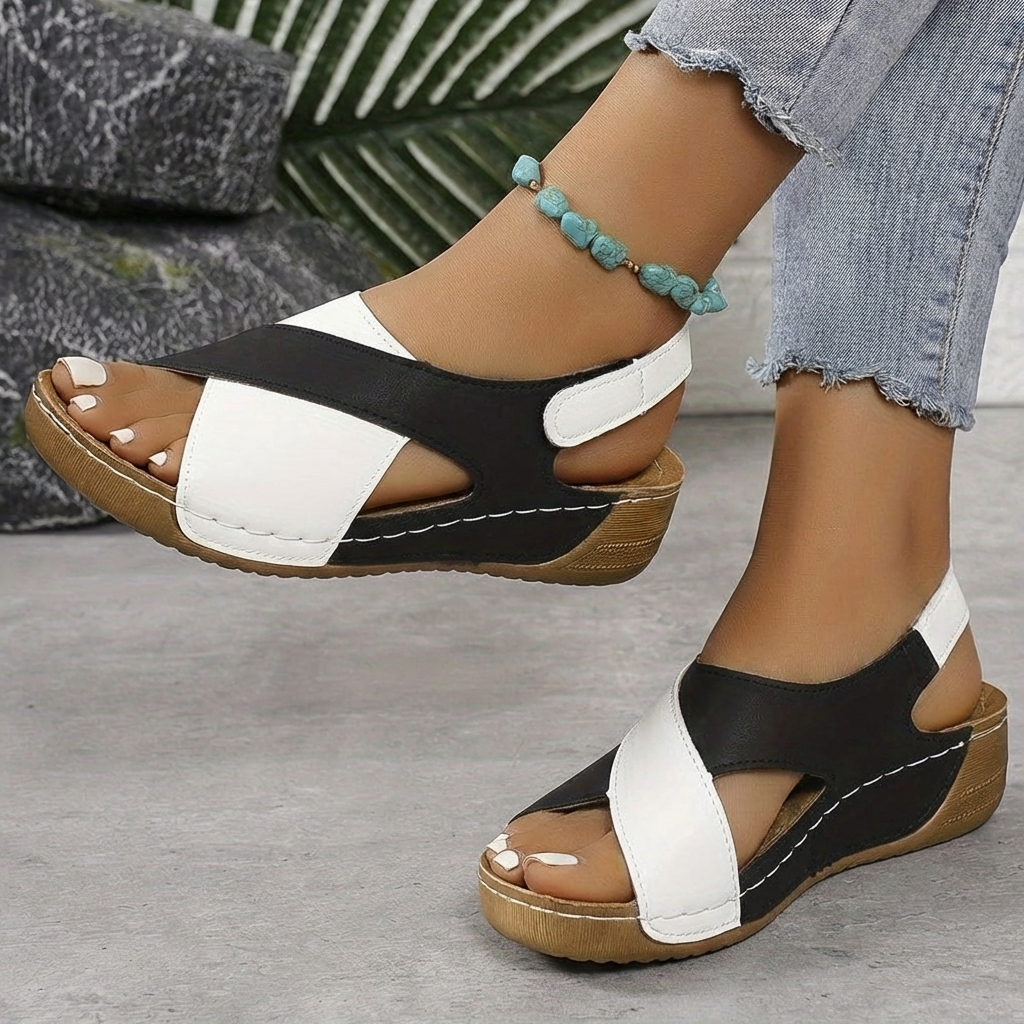 Svart och vita färgblock wedgesandaler med slingback