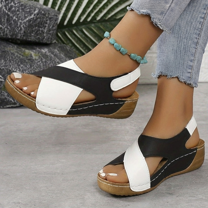 Svart och vita färgblock wedgesandaler med slingback