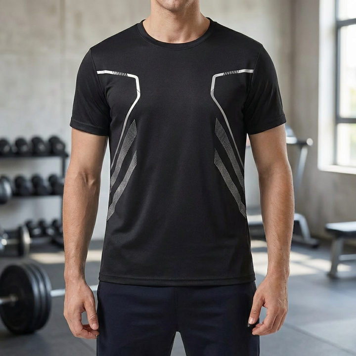Man iklädd svart andningsbar prestanda t-shirt i gymmiljö