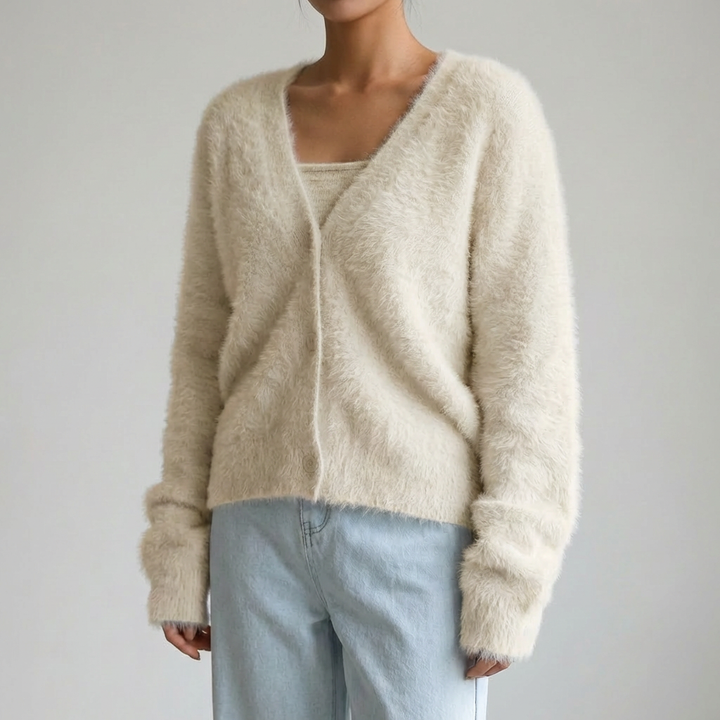 Detaljbild på exklusiva knappar och lyxig textur på den stickade damtröjan