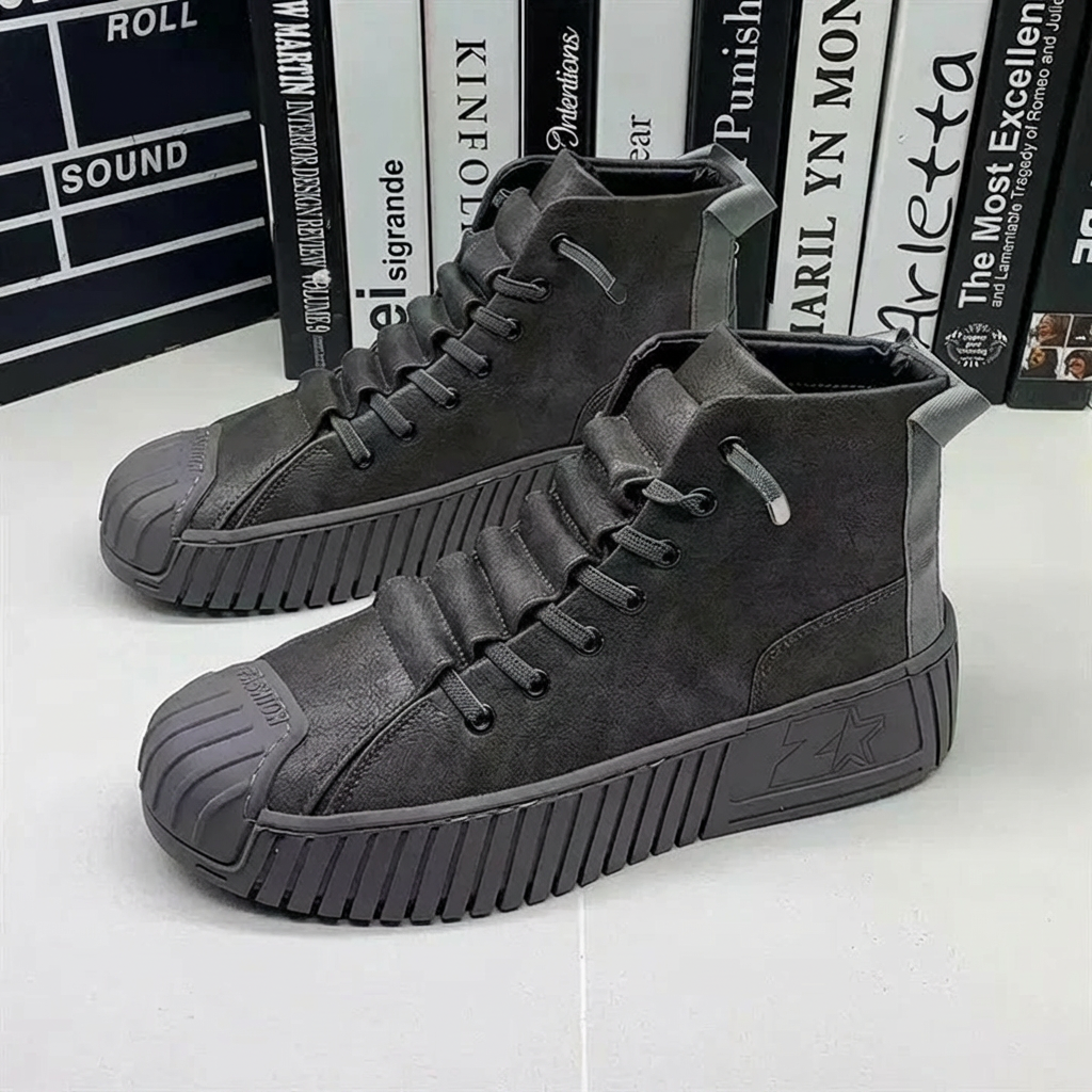 Grått par av höga herr sneakers med ribbad sula och tåskydd