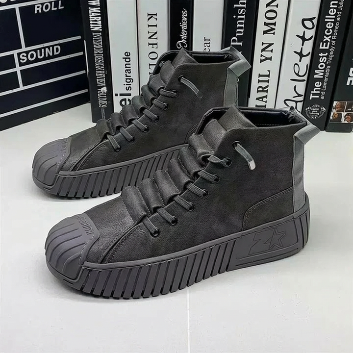 Grått par av höga herr sneakers med ribbad sula och tåskydd