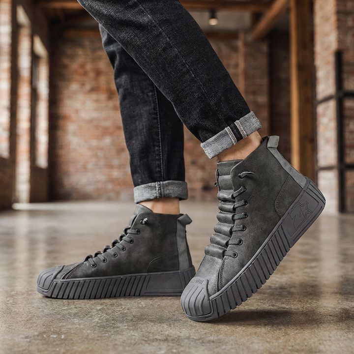 Stilrena höga herr sneakers i streetwear-stil med grov sula och snörning från sidan
