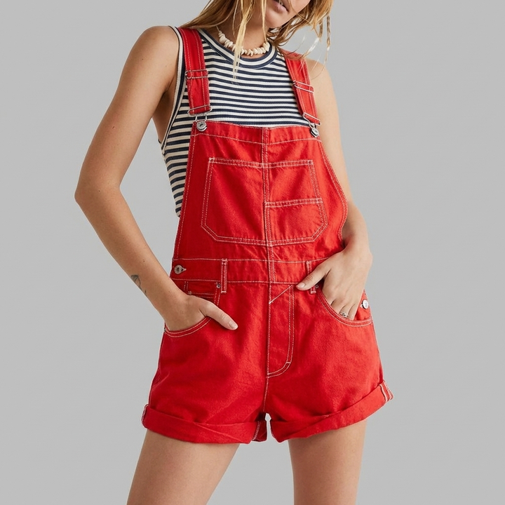 Stilren sommarjumpsuit i kort modell hängande på galge