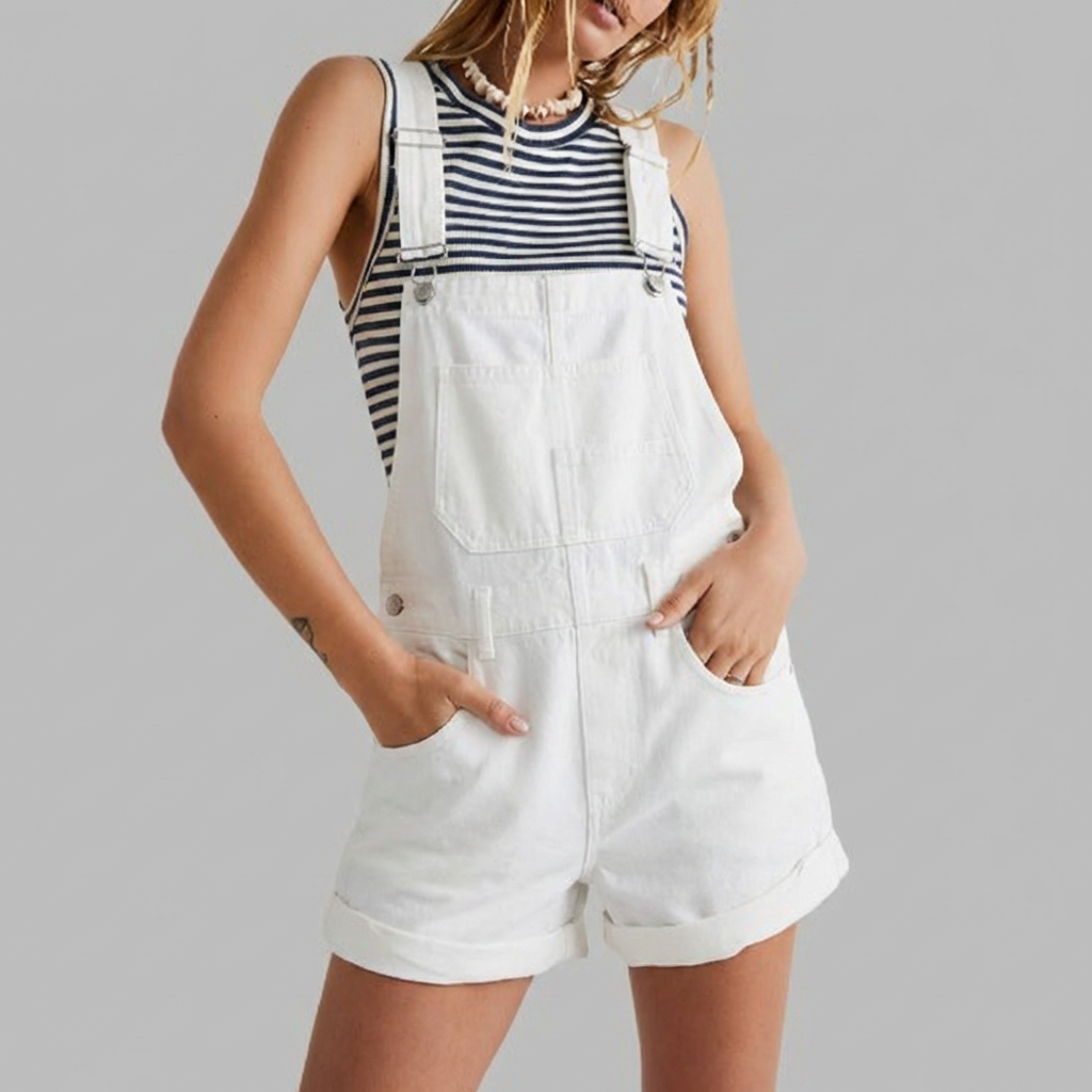 Detaljbild på fickor och sömmar på den ärmlösa denimjumpsuiten