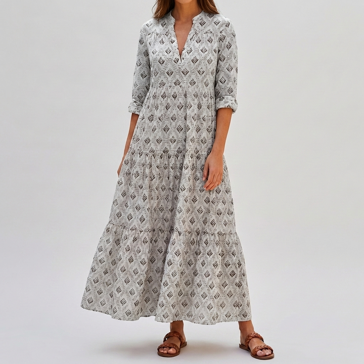 Elegant damklänning i boho-stil sedd bakifrån med flytande passform