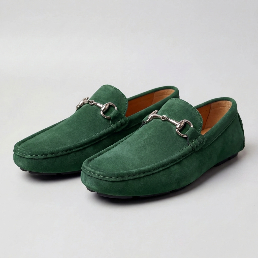 Närbild på exklusiva slip-on skor för män med metallspänne