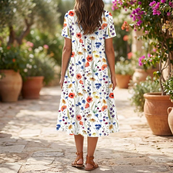 Baksida av vintage blommig sommarklänning på modell
