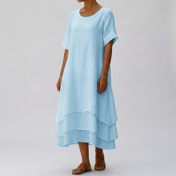 Vit damklänning med midilängd och elegant sidoslits för sommar