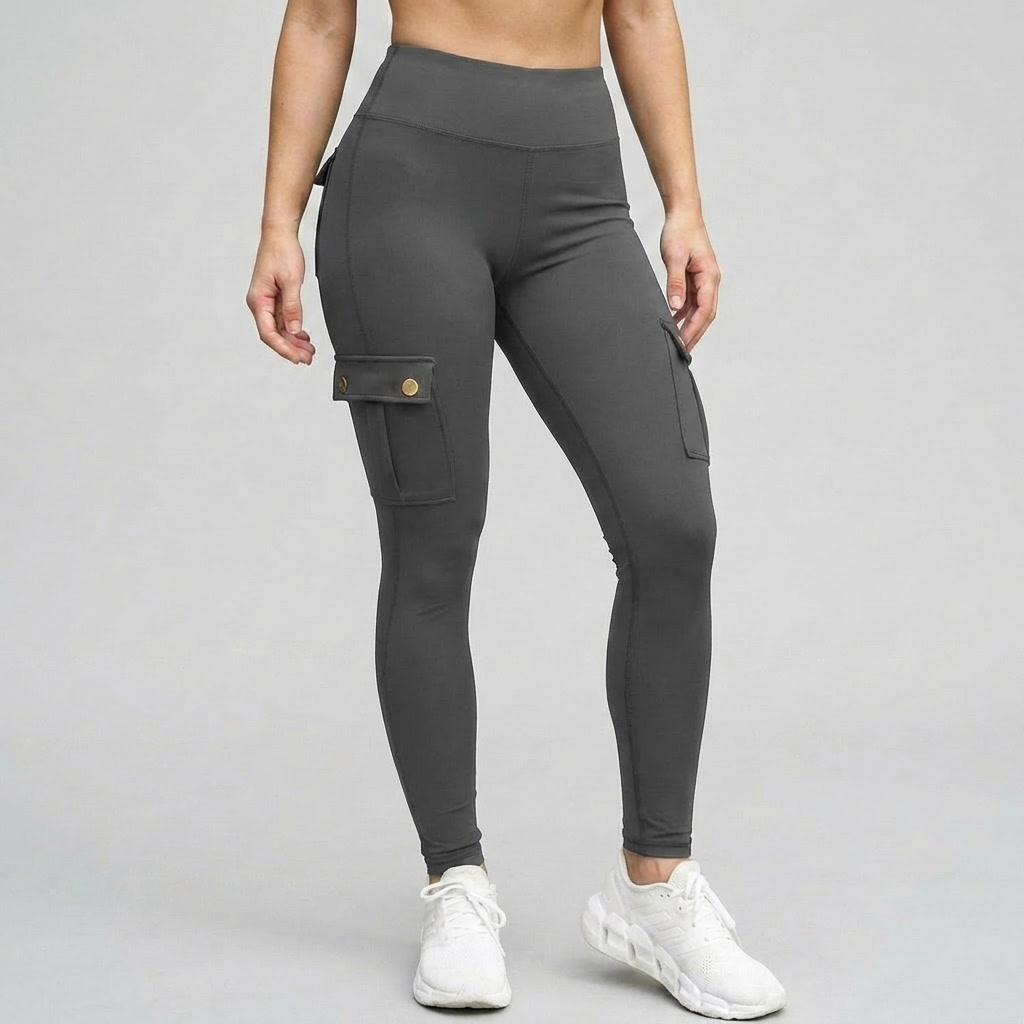 Grå slim-fit byxor för dam på neutral bakgrund